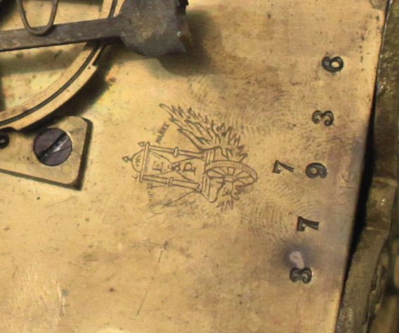 антикварные часы с нанесенным клеймом и датой выпуска